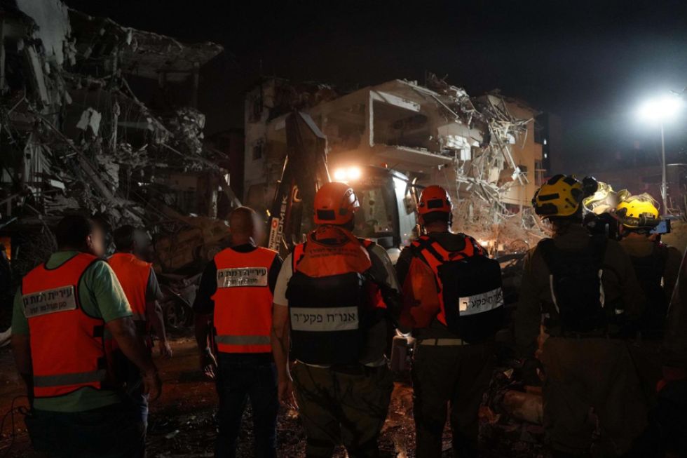 Personal de emergencia junto a un edificio destruido por un misil iraní este sábado, en Tel Aviv (Israel).