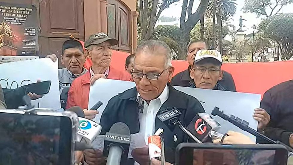 SUCRE. Policías del servicio pasivo repudian los asesinatos de sus camaradas en Llallagua.