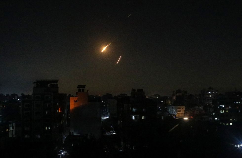 Misiles iraníes atraviesan el espacio aéreo de la Franja de Gaza antes de impactar objetivos dentro de Israel.