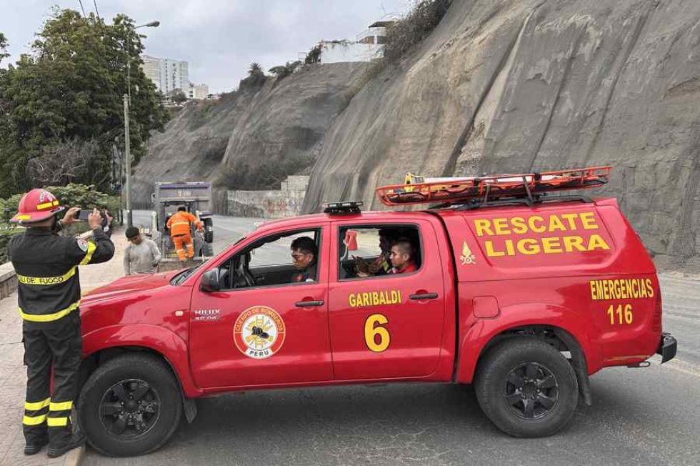 Cierran la avenida Costa Verde por derrumbes en el acantilado, producto del sismo ocurrido este domingo, en Lima (Perú).