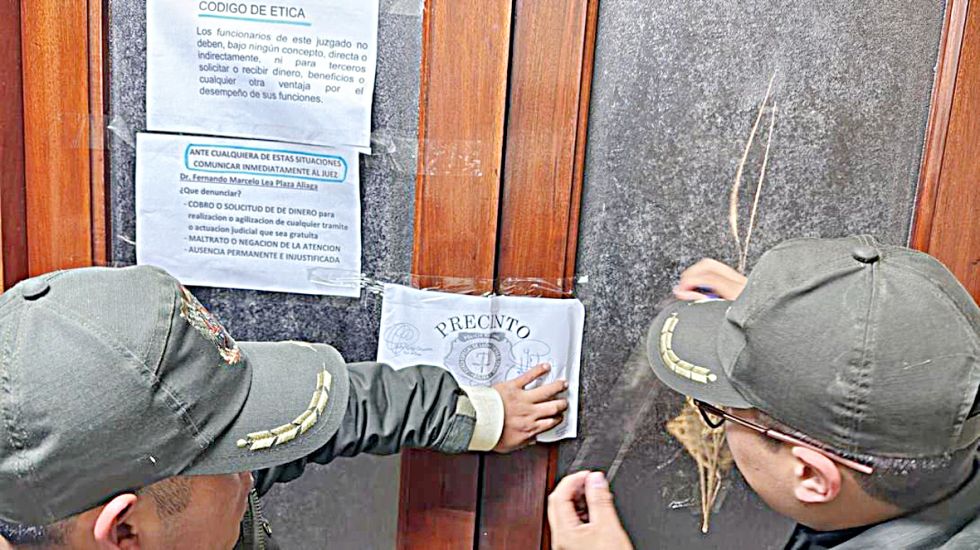 COROICO. La Policía procedió al precintado de las oficinas del juez Luis Fernando Lea Plaza.