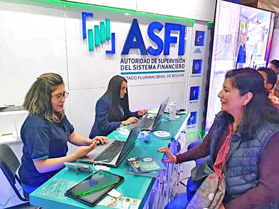 SERVICIO. Dos funcionarias de la ASFI atienden a una consumidora financiera en Cochabamba.