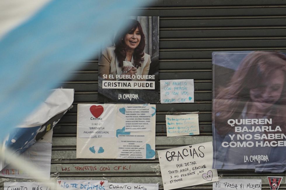 Fotografía de carteles frente a la casa de la expresidenta de Argentina Cristina Fernández este lunes, en Buenos Aires (Argentina)