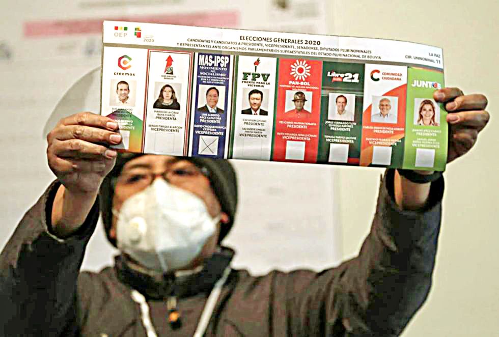 VOTACIÓN. Un jurado electoral muestra la pepeleta de votación en las elecciones generales de 2020.