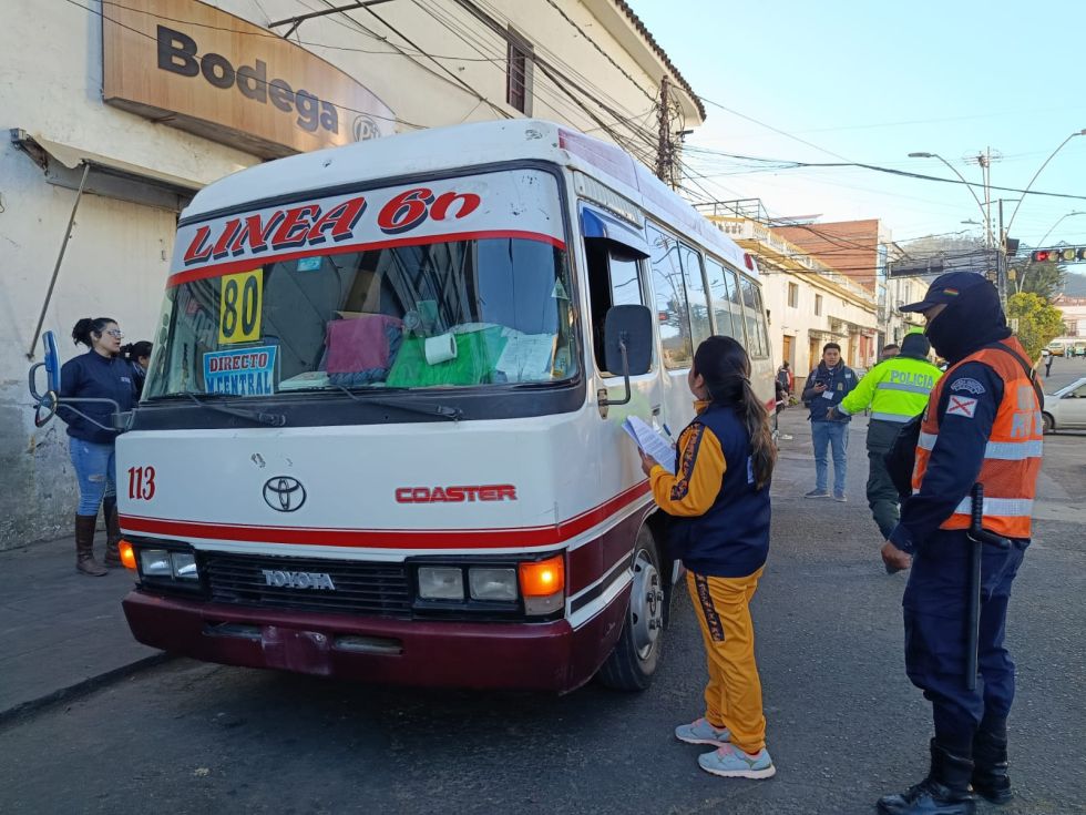 Uno de los puntos de control de los pasajes de micros, en el centro de Sucre.