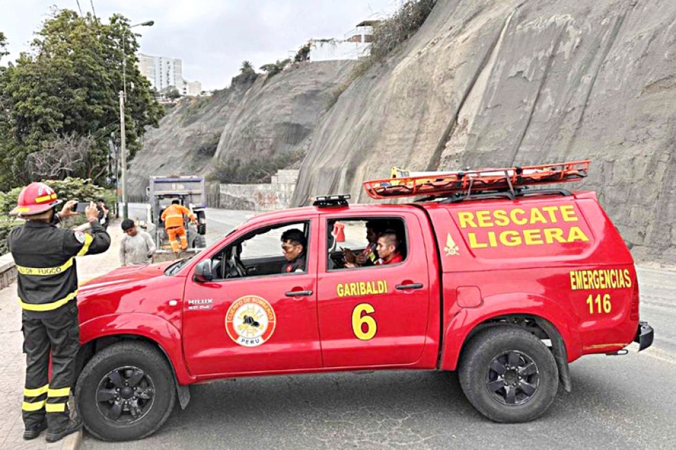 LIMA. Rescatistas cierran la avenida Costa Verde por derrumbes producto del movimiento telúrico.