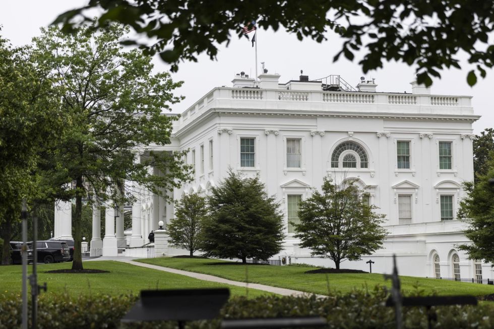 Donald Trump evalúa qué camino seguir en relación al conflicto Israel-Irán en la Casa Blanca.