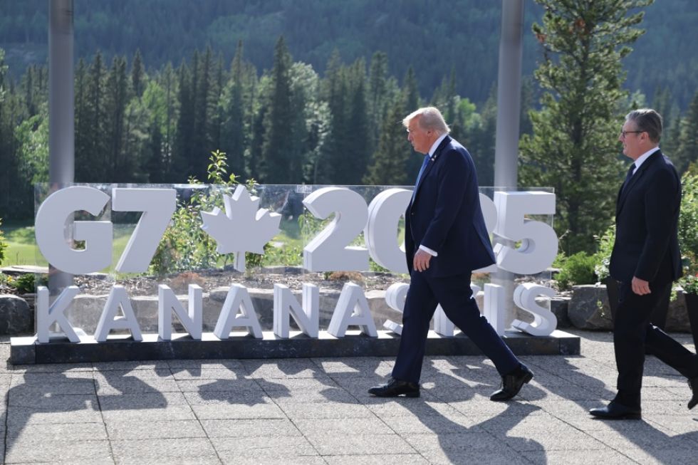 El presidente estadounidense Donald Trump (i) y el primer ministro británico Keir Starmer en la Cumbre del G7.