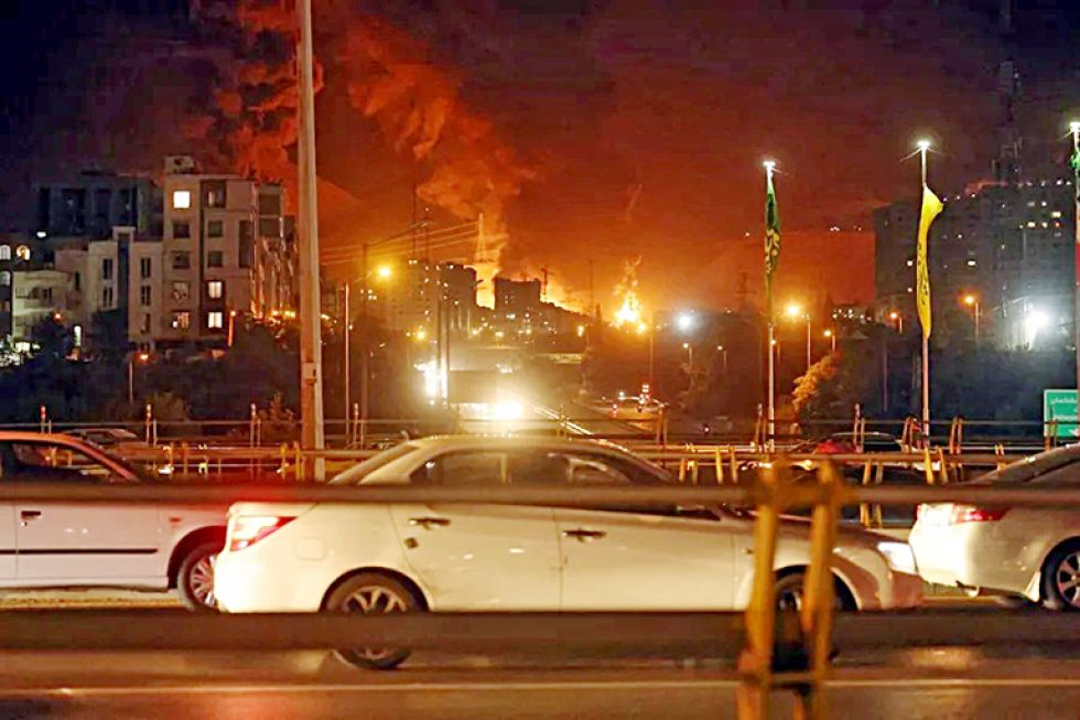 IRÁN. Una refinería en llamas en Teherán, tras uno de los bombardeos israelíes, el domingo.