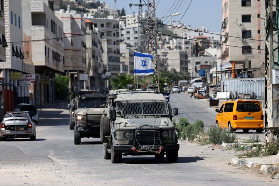 Vehículos del ejército israelí circulan por las calles durante una operación militar en el campo de refugiados de Balata.