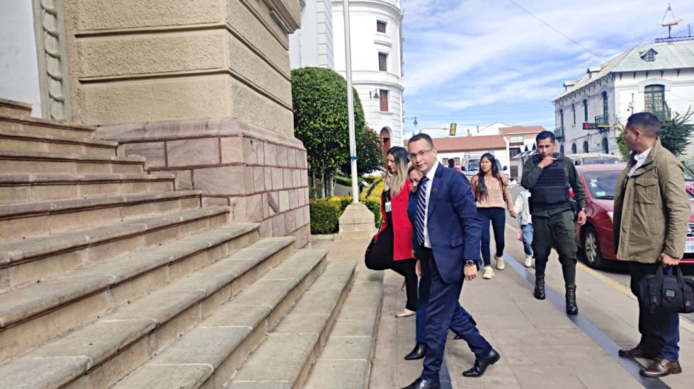 SUCRE. El presidente del TSJ, Romer Saucedo, y la decana Rosmery Ruiz, fueron ovacionados por los funcionarios judiciales este martes.