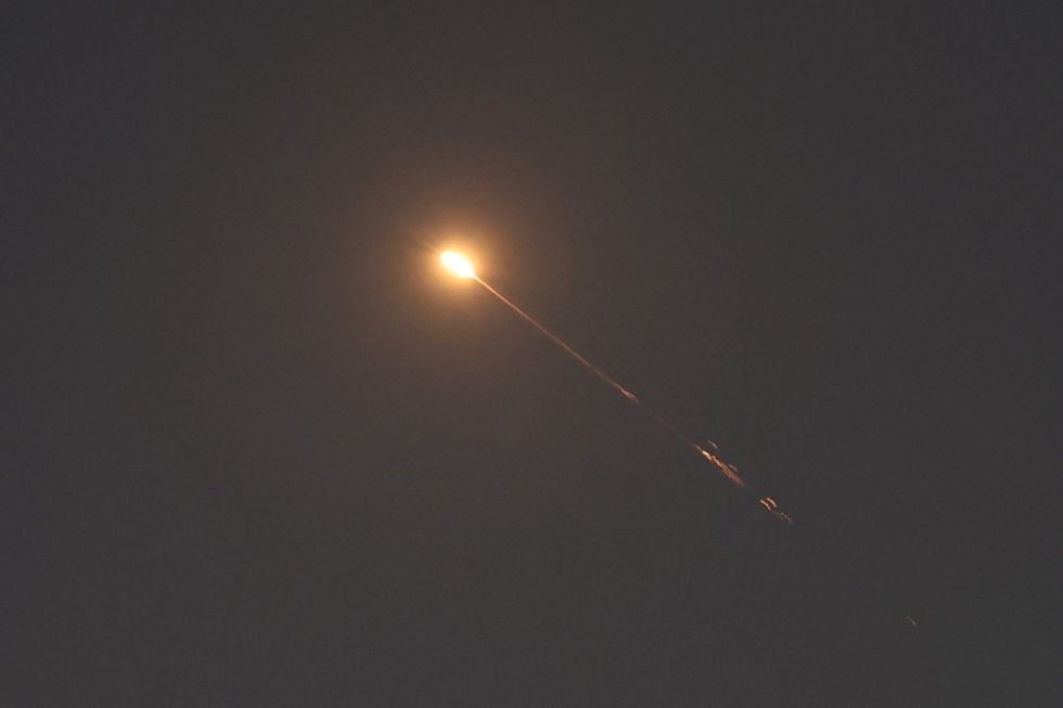 El sistema antimisiles israelí intenta interceptar misiles balísticos iraníes sobre el cielo de Tel Aviv, Israel.