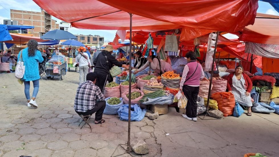 MERCADO. Las vendedoras se van reabasteciendo de a poco tras los bloqueos de caminos.