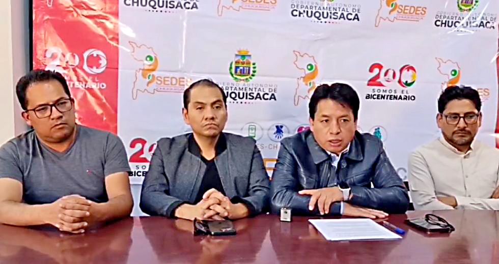 INFORME Juan José Fernández (c) en una conferencia de prensa de este jueves junto al equipo médico que atendió a Condori.