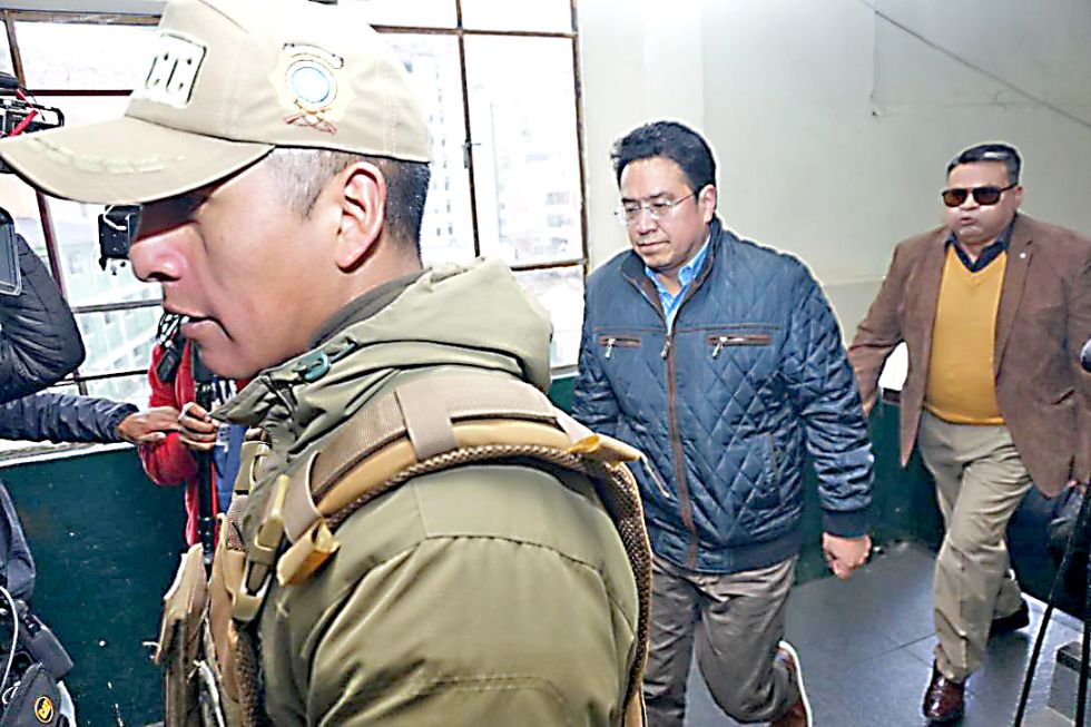 LA PAZ. El exministro César Siles cuando llegaba este jueves a las oficinas de la Felcc, donde fue aprehendido y pasó la noche a la espera de su audiencia.