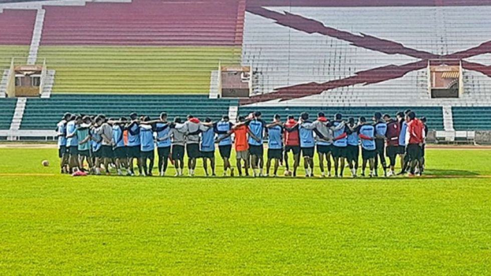 El equipo albirrojo antes del entrenamiento realizado el miércoles en el estadio Patria, donde este sábado recibirá a Nacional Potosí.