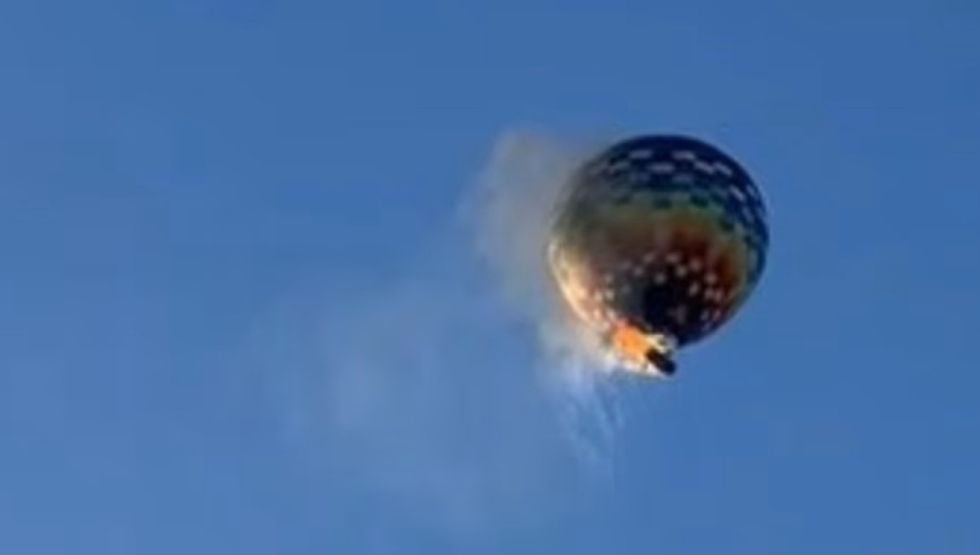 Las autoridades informaron que el globo operaba con documentación irregular y el piloto quedó detenido en el acto.