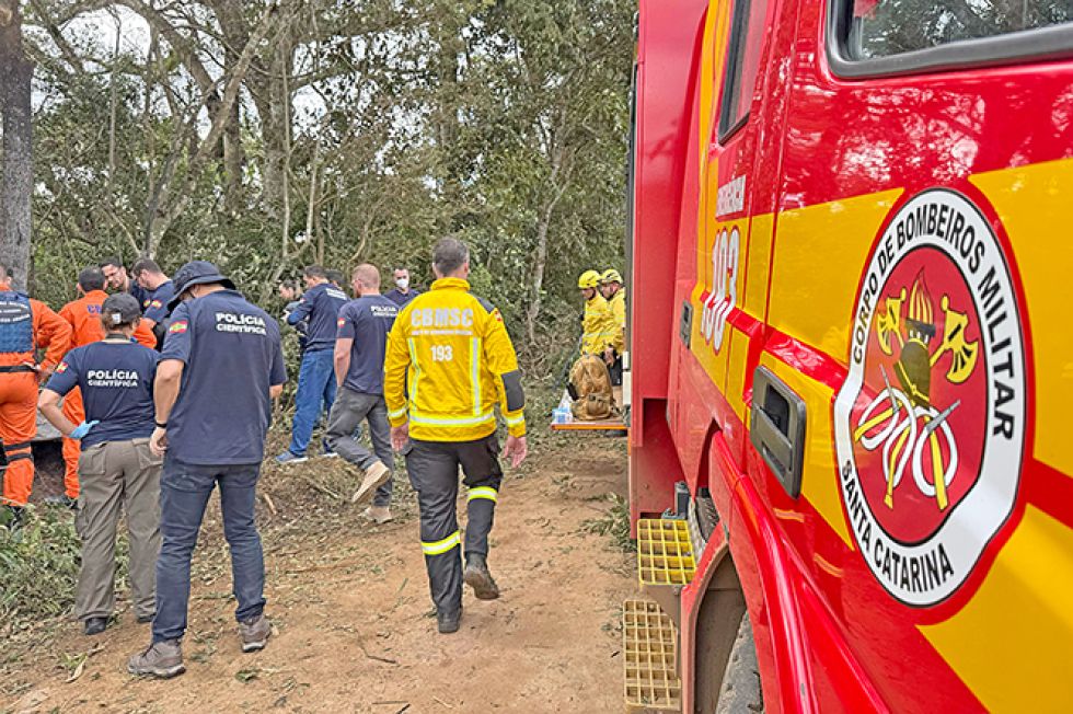 TRAGEDIA. Bomberos trabajan en el rescate de los cuerpos tras la caída del globo aerostático.