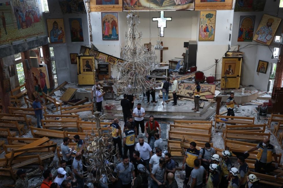Servicios de emergencia trabajan en el lugar de un atentado suicida en la iglesia de Mar Elias, a las afueras de Damasco.
