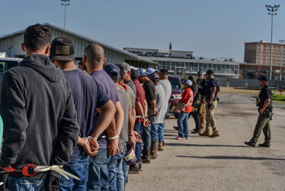 Inmigrantes indocumentados detenidos la pasada semana en el hipódromo Delta Downs, Luisiana (Estados Unidos).