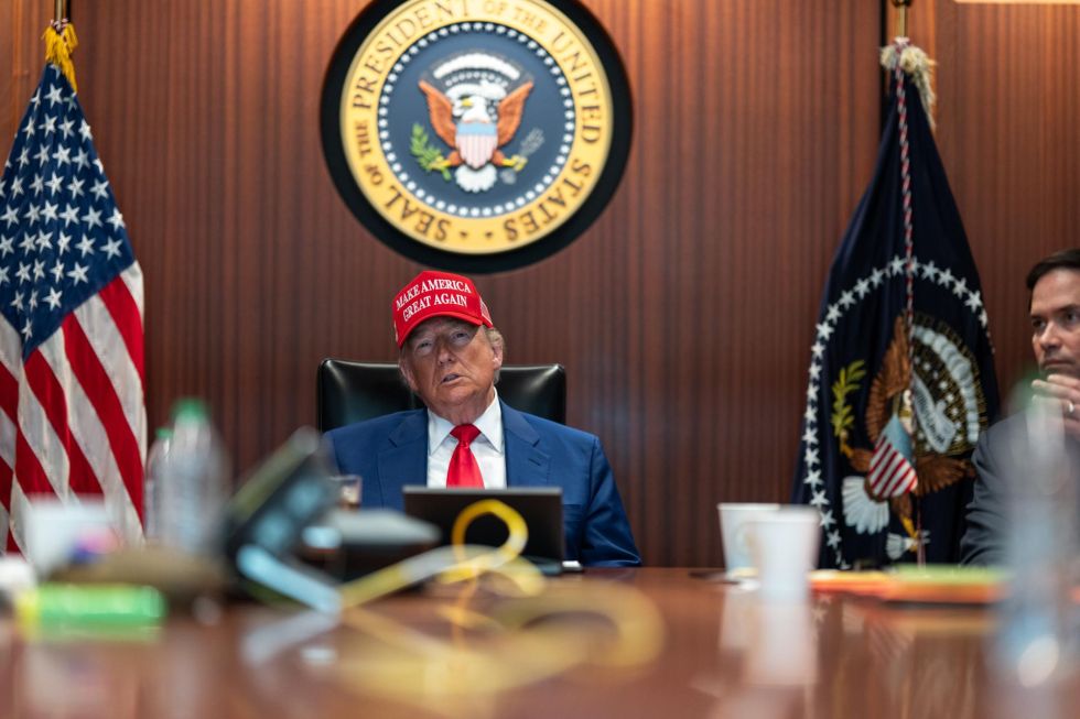 Una foto facilitada por la Casa Blanca muestra al presidente estadounidense Donald Trump en la Sala de Crisis de la Casa Blanca en Washington.