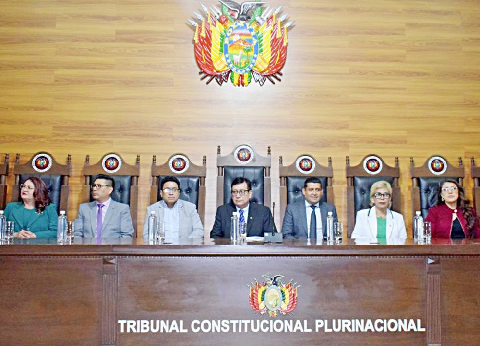 SUCRE. El exministro César Siles (segundo de la izq) en uno de los actos con los magistrados en el TCP.