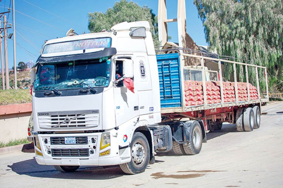 TRANSPORTE. Un tráiler con bolsas de cemento sale desde la planta de producción de Cal Orck’o.