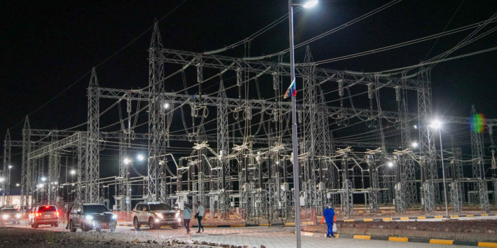 El sistema aprovecha al máximo la generación hidroeléctrica, que es complementada por fuentes térmicas, eólicas y solares.