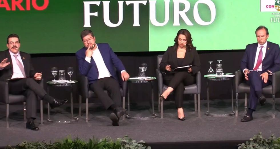 Manfred Reyes Villa (i), Samuel Doria Medina (2i) y Tuto Quiroga (d) en el Foro Agropecuario.