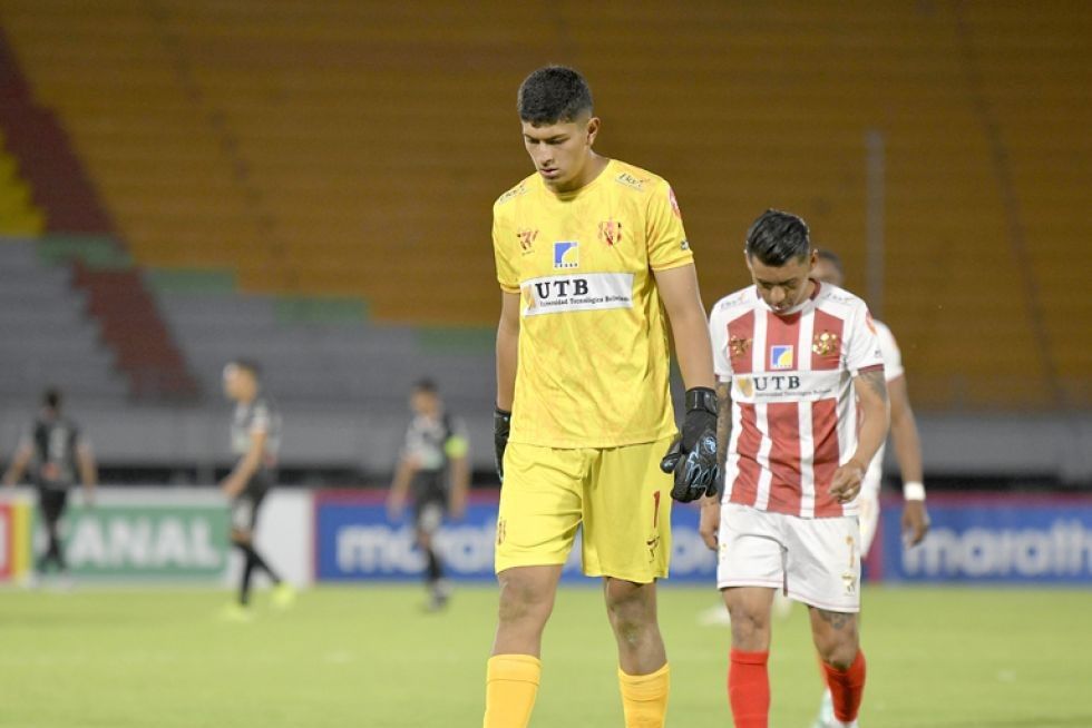 López y Cardozo abandonan el gramado de Félix Capriles cabizbajos tras la derrota frente al manzanero.