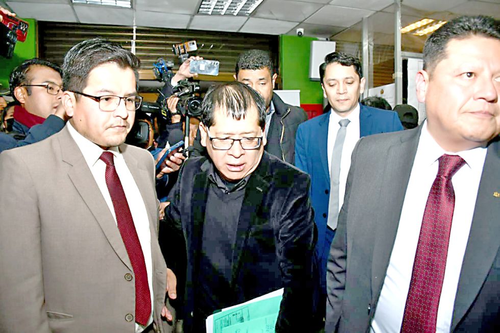 LA PAZ. El expresidente del TDJ de La Paz, Yván Córdova (c), cuando era aprehendido el fin de semana y conducido a celdas policiales.