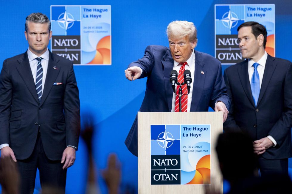 El presidente de los Estados Unidos, Donald Trump (C), durante una rueda de prensa junto al Secretario de Defensa, Pete Hegseth (i), y el Secretario de Estado, Marco Rubio (d).