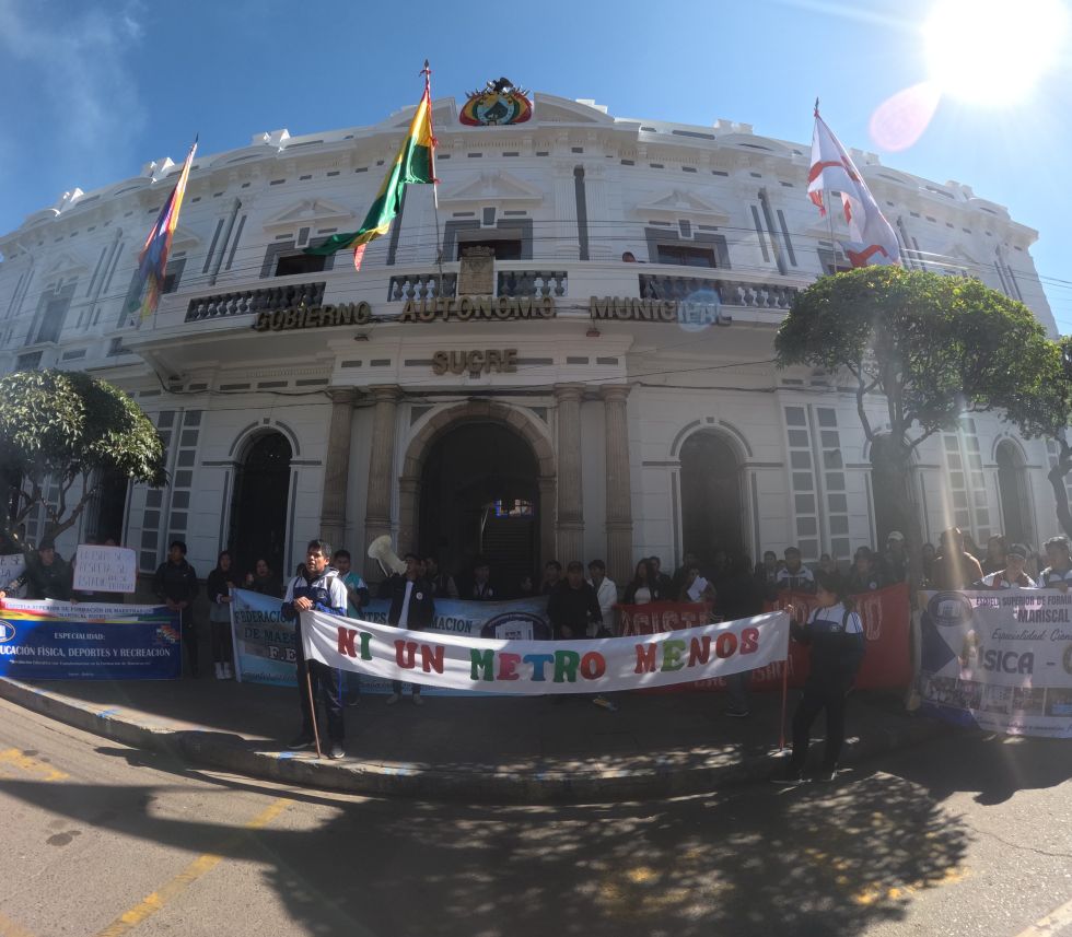 Estudiantes de la Escuela Superior de Formación de Maestros (ESFM) “Mariscal Sucre” se movilizaron contra el Concejo de Sucre.