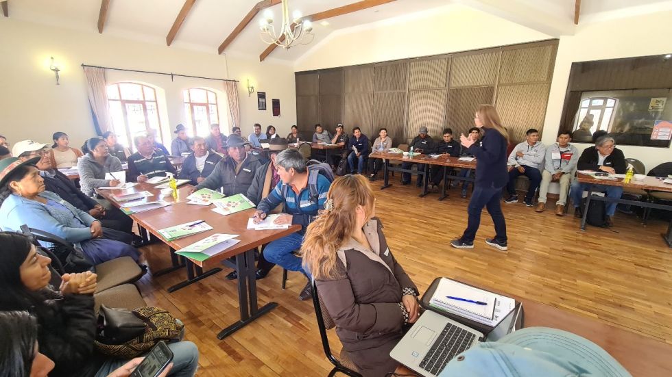 SUCRE. Más de 50 representantes de organizaciones beneficiarias se reúnen en Qhawarina.