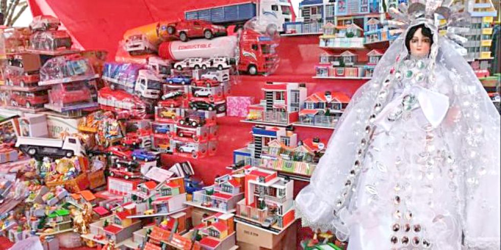 TRADICIÓN. La feria de la Alasita en Sucre se realiza en devoción a la Virgen del Carmen.