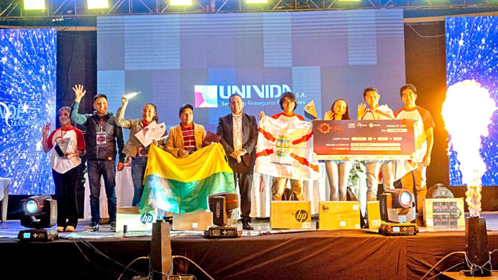 PREMIACIÓN. Los gandores del torneo de robótica First Global Bolivia 2025, durante la clausura del evento.