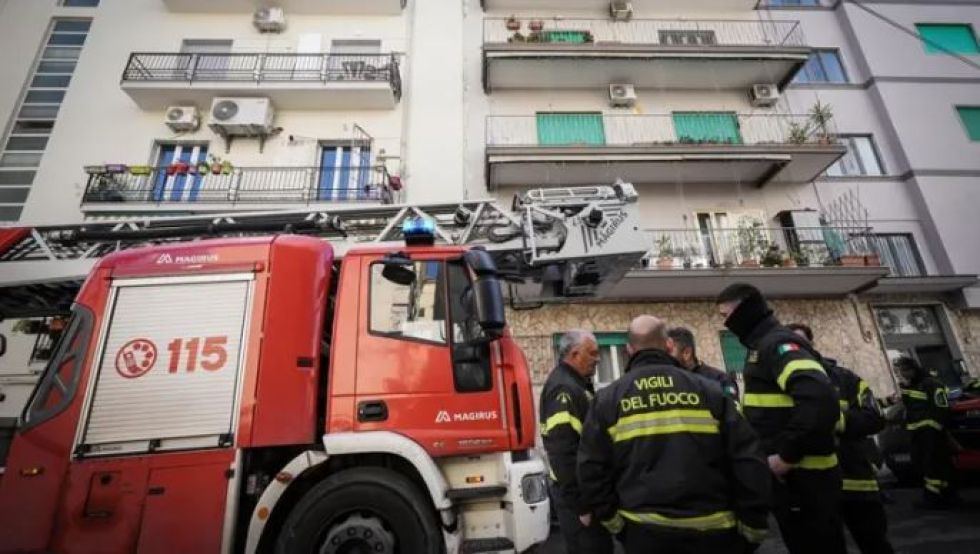 Bomberos trabajan tras el terremoto registrado en Bagnoli, en las afueras de Nápoles, en marzo pasado .