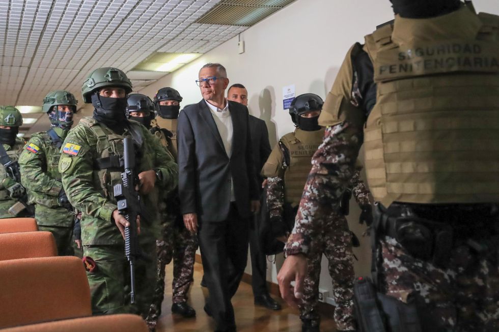 El exvicepresidente de Ecuador Jorge Glas (c), es custodiado por integrantes de la policía a su llegada al juicio este lunes.