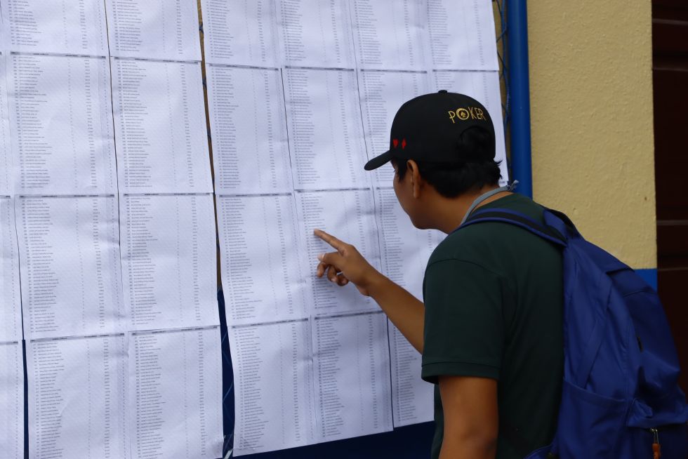 Un joven revisa la lista de habilitados en las anteriores elecciones generales de Bolivia.