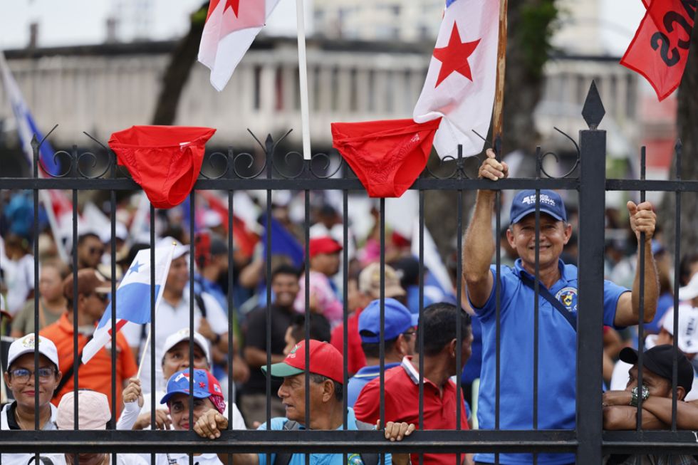 Personas participan en una manifestación contra el gobierno del presidente de Panamá, José Raúl Mulino.