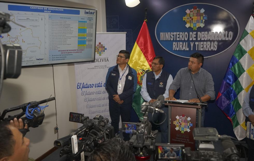 El ministro de Desarrollo Rural, Yamil Flores (d), brindó este martes una conferencia de prensa.