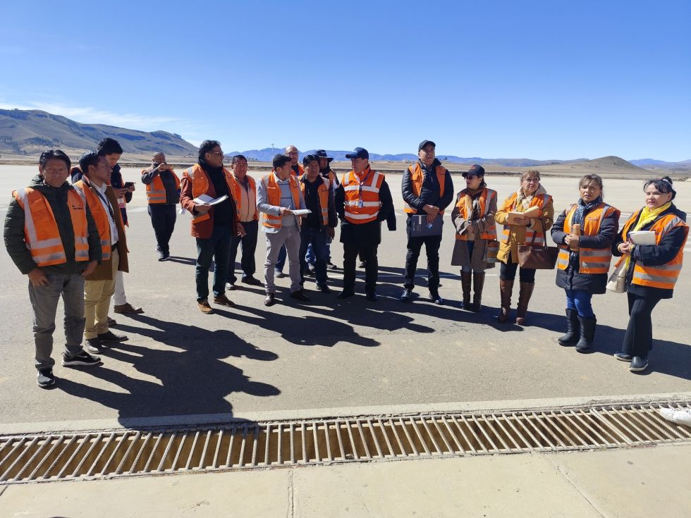 TAREA. La inspección interinstitucional a la terminal aérea se desarrolló este martes.