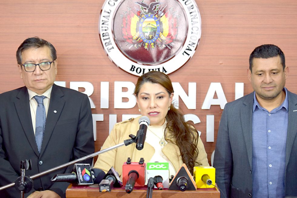 SUCRE. El presidente Gonzalo Hurtado, la magistrada Elizabeth Cornejo y el decano Yván Espada, en la conferencia de prensa de este martes.