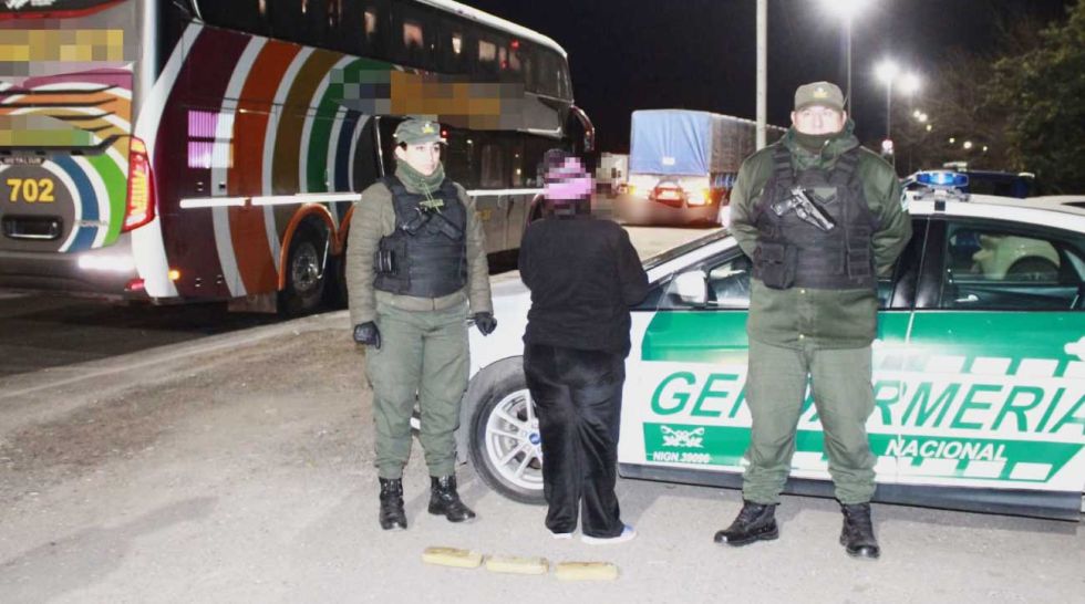 Tras los resultados positivos para cocaína, con un peso total de 3 kilos 088 gramos, la involucrada mayor de edad quedó inmediatamente detenida.