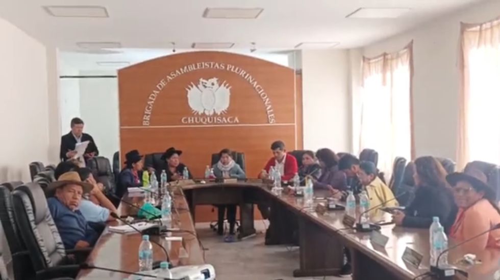 La sesión de la Asamblea Legislativa Departamental de Chuquisaca en La Sombrerería.