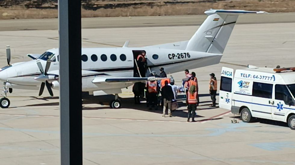 Damián Condori fue evacuado en ambulancia hasta el aeropuerto Alcantarí y abordó una avioneta.
