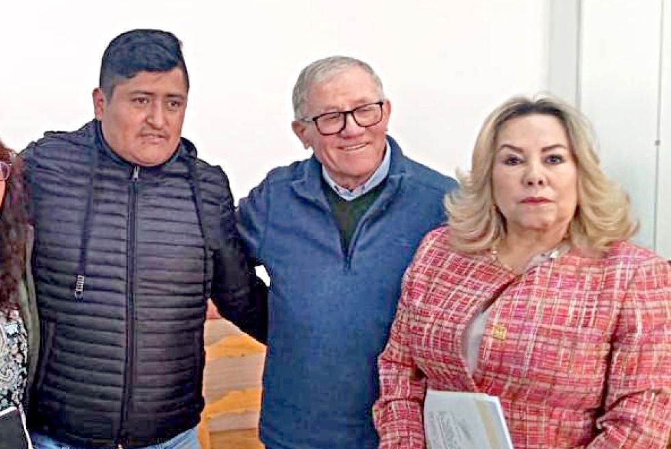 TARIJA. Richard junto al sacerdote Miguel Zotelo y la decana del TSJ, Rosmery Ruiz, la semana pasada.