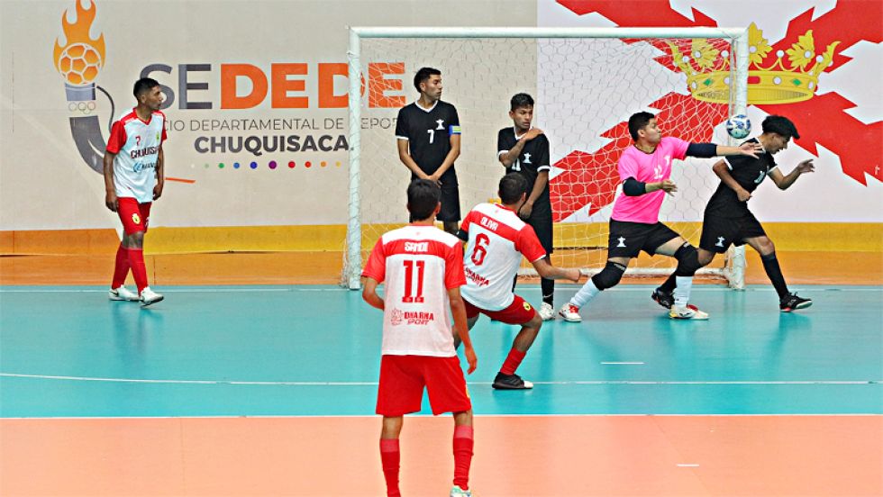 Los jugadores de la selección chuquisaqueña vencieron anoche a Cochabamba en el coliseo JRA.