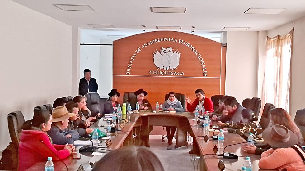 ELECCIÓN. La sesión extraordinaria de la ALD se realizó en el hemiciclo de la Brigada de Asambleístas de Chuquisaca por razones de seguridad.