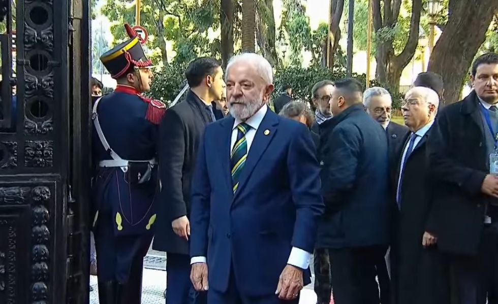 El presidente brasileño, Luiz Inácio Lula da Silva, en su ingreso a la cumbre de Mercosur.